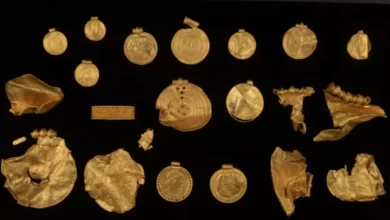 as pecas de ouro incluindo medalhoes do tamanho de um pires permaneceram enterrados por 1500 anos 1631107621394 v2 900x506.jpg