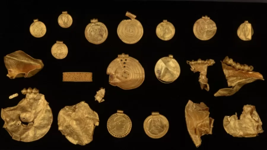 as pecas de ouro incluindo medalhoes do tamanho de um pires permaneceram enterrados por 1500 anos