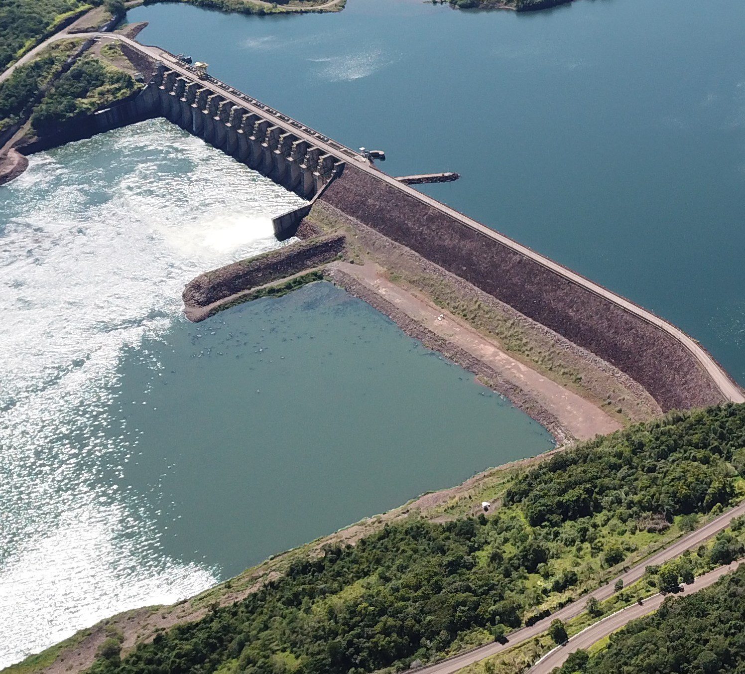 Foz do Iguacu barragem e vertedouro 2021