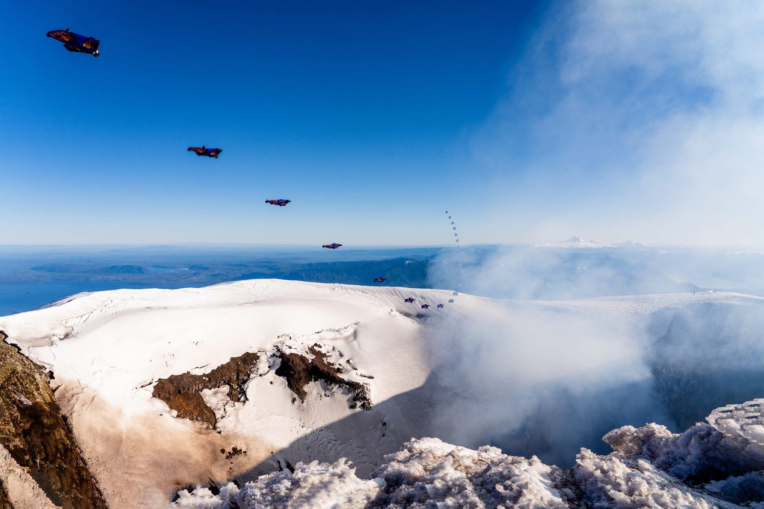 Piloto de Wingsuit se torna a primeira pessoa a voar dentro e fora de um vulcao ativo scaled