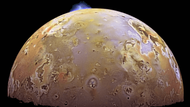 8 de marco de 1979 Vulcoes avistados na lua de Jupiter Io
