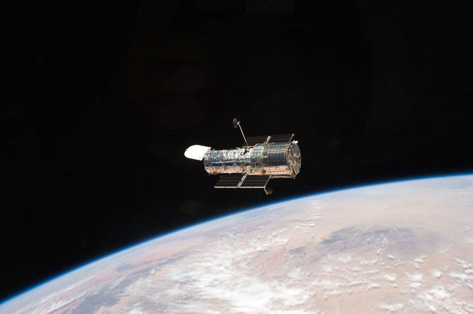 25 de abril de 1990 Telescopio Espacial Hubble e implantado