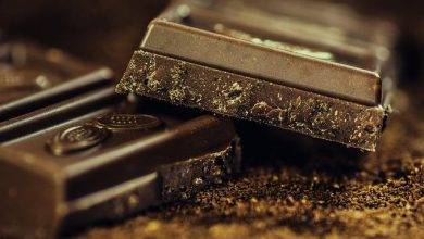 Chocolate pode causar acne na pele Dermatologista explica relacao da pele com o alimento