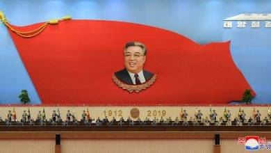 Coreia do Norte celebra seu fundador com danca e musica mas desfile militar
