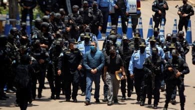 Ex presidente de Honduras e extraditado para os EUA por acusacoes de drogas e armas