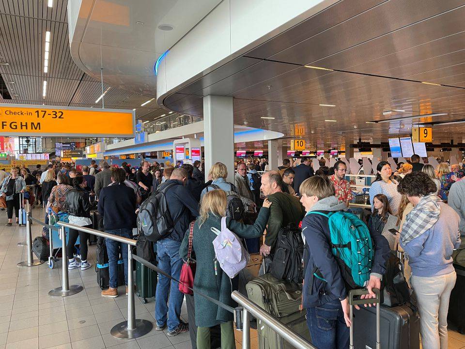 Greve causa caos no aeroporto de Amsterda no inicio das ferias escolares