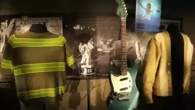 Guitarra azul de Kurt Cobain pode ser vendida em leilao por R 38 milhoes