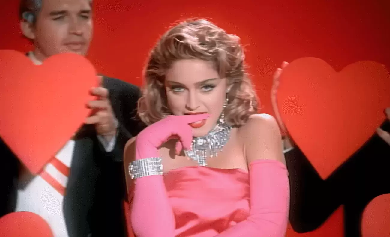 Iconico vestido rosa de Madonna usado em Material Girl vai a leilao