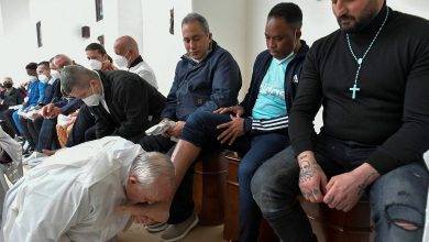 Papa visita prisao italiana para tradicional missa de lava pes