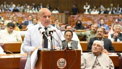Parlamentares de Khan renunciam em massa enquanto parlamento do Paquistao elege Sharif PM
