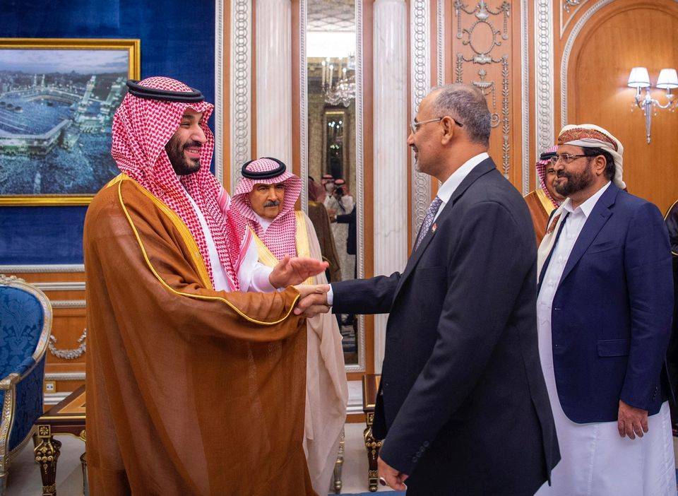 Presidente do Iemen cede poderes e Arabia Saudita pressiona pelo fim da guerra