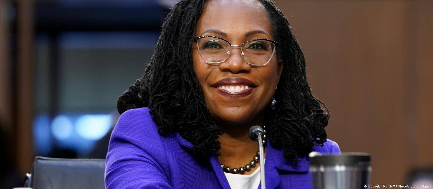 Senado confirma 1a mulher negra na Suprema Corte dos EUA