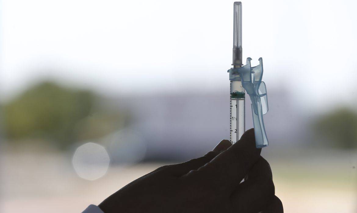 Um a cada cinco municipios pede cartao de vacinacao nas escolas