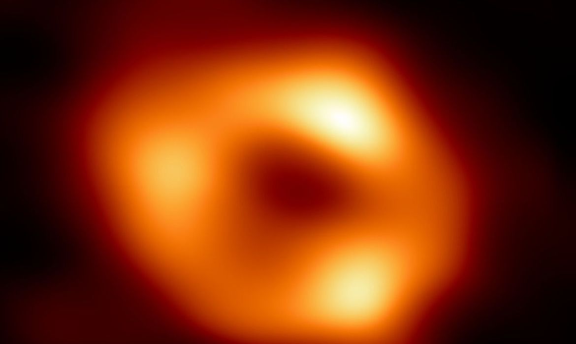 Astronomos divulgam primeiras imagens de buraco negro da Via Lactea
