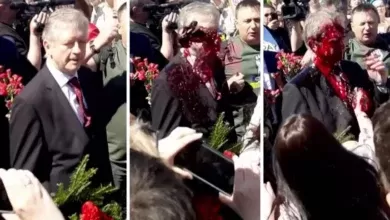 Embaixador russo e encharcado de tinta vermelha por manifestantes na Polonia