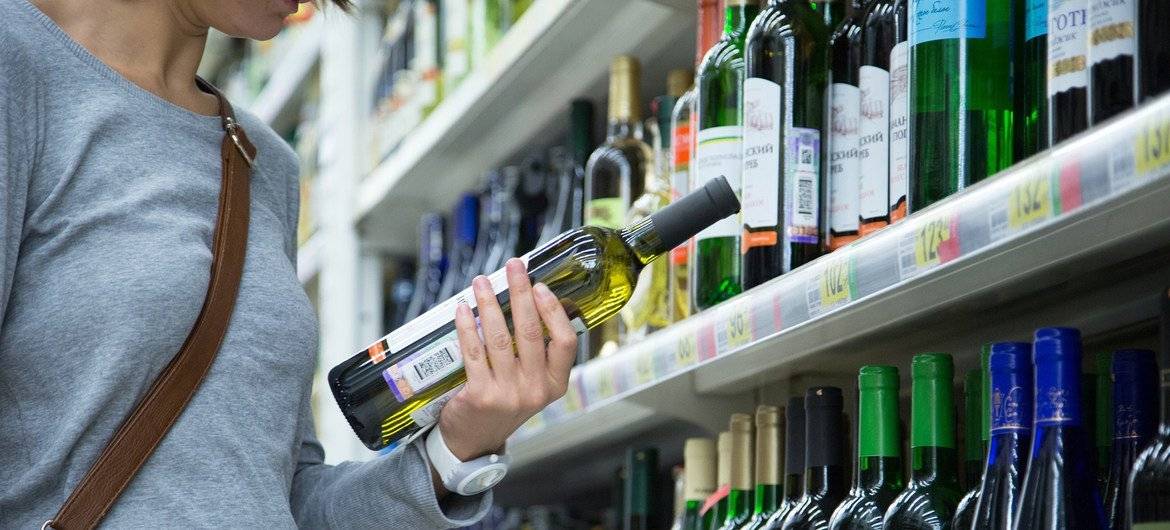 OMS alerta para necessidade de regulamentar propagandas de bebidas alcoolicas