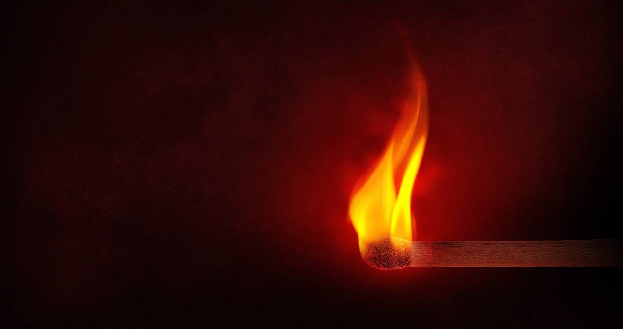 Tinta impede propagacao do fogo em superficies de madeira