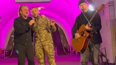 U2 faz show surpresa em metro de Kiev como demonstracao de solidariedade