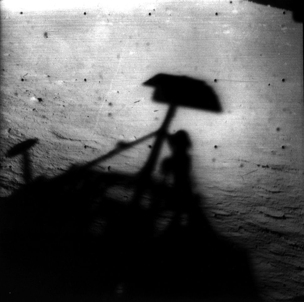 2 de junho de 1966 Surveyor 1 torna se 1a nave espacial americana a pousar suavemente na Lua