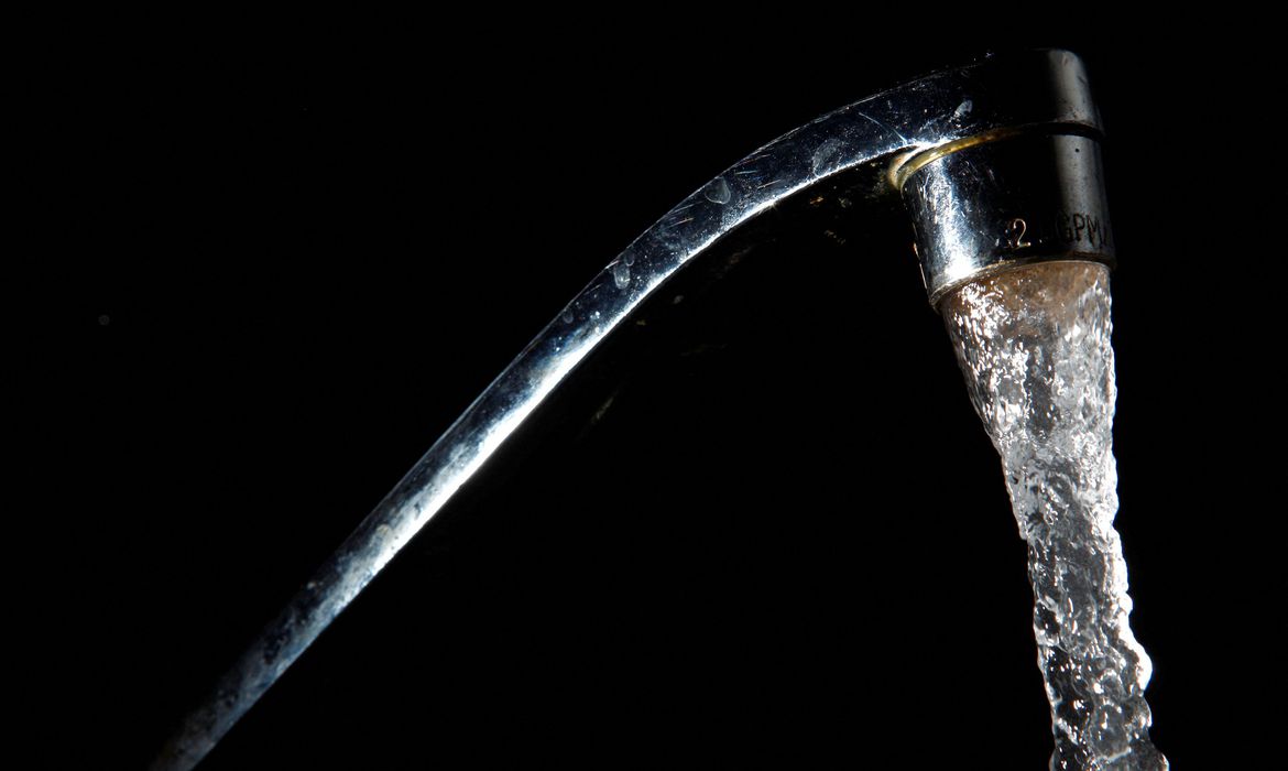 EUA emitem novos alertas para quimicos eternos em agua potavel