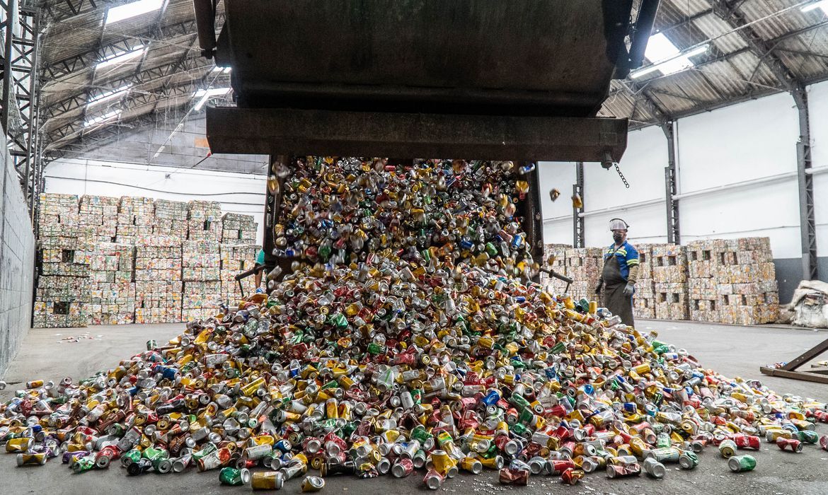Indice de reciclagem no Brasil e de apenas 4 diz Abrelpe