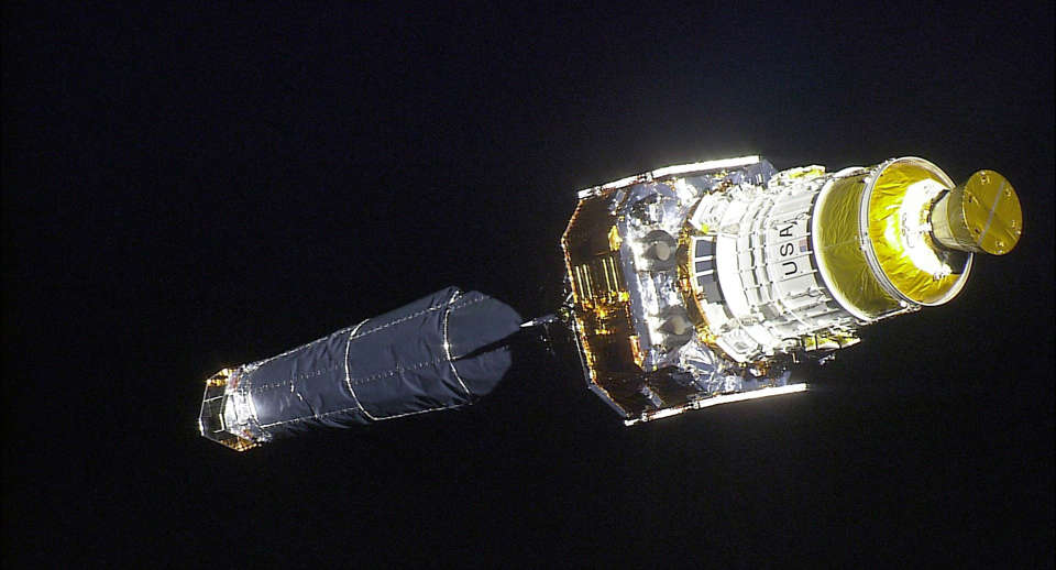 23 de julho de 1999 Observatorio de Raios X Chandra implantado pelo STS 93