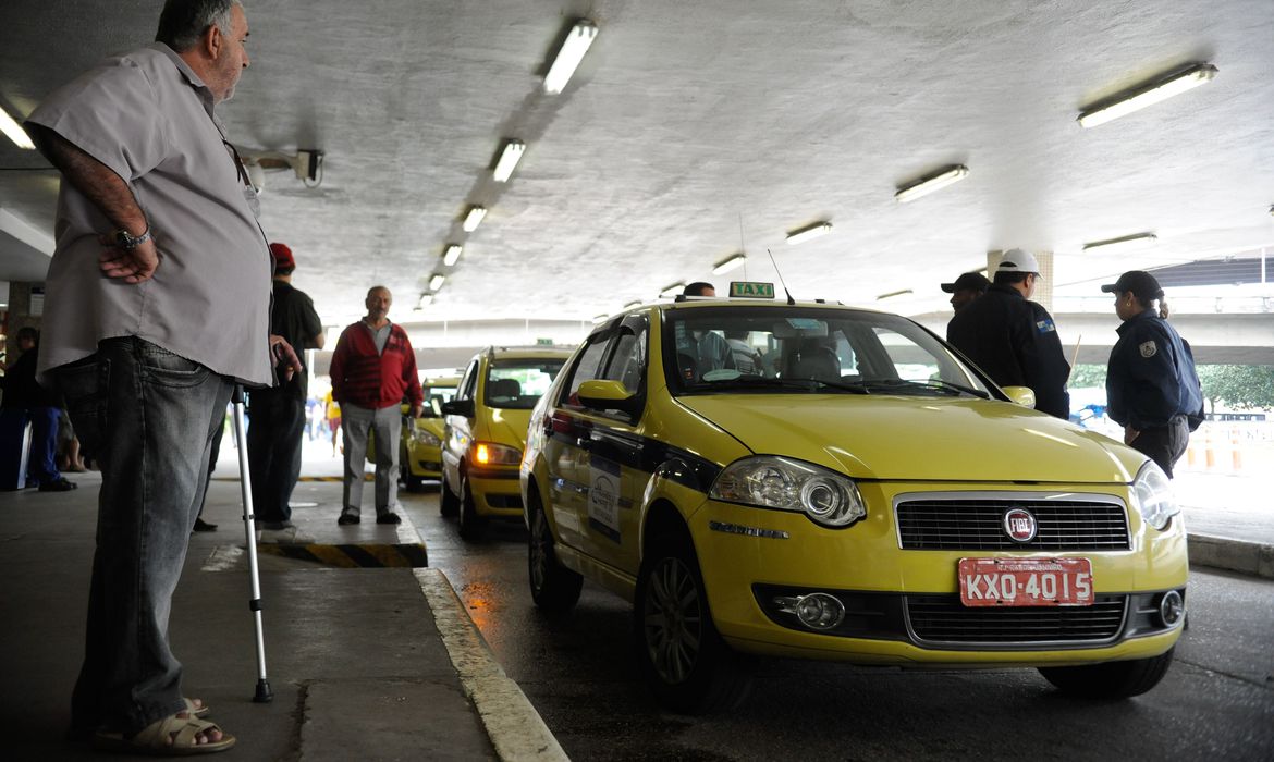 Auxilio para taxistas e caminhoneiros comeca a ser pago em agosto