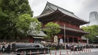 Despedida do ex premie Shinzo Abe reune milhares em Toquio