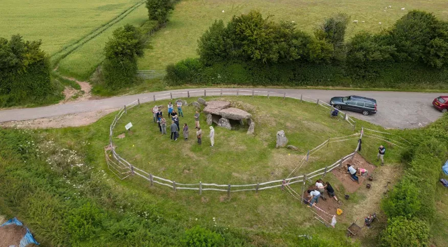 Tumba ligada a lenda do Rei Arthur na Inglaterra sera escavada pela primeira vez