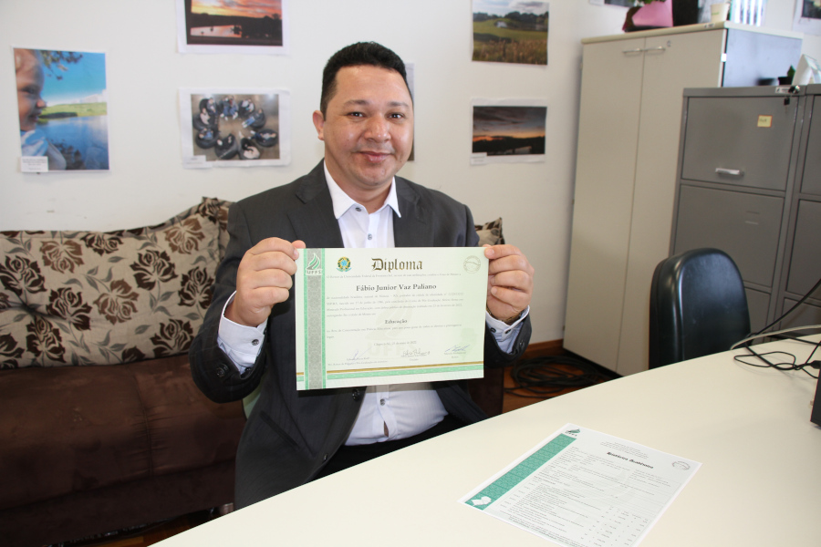 UFFS diploma o primeiro indigena no Mestrado Profissional em Educacao