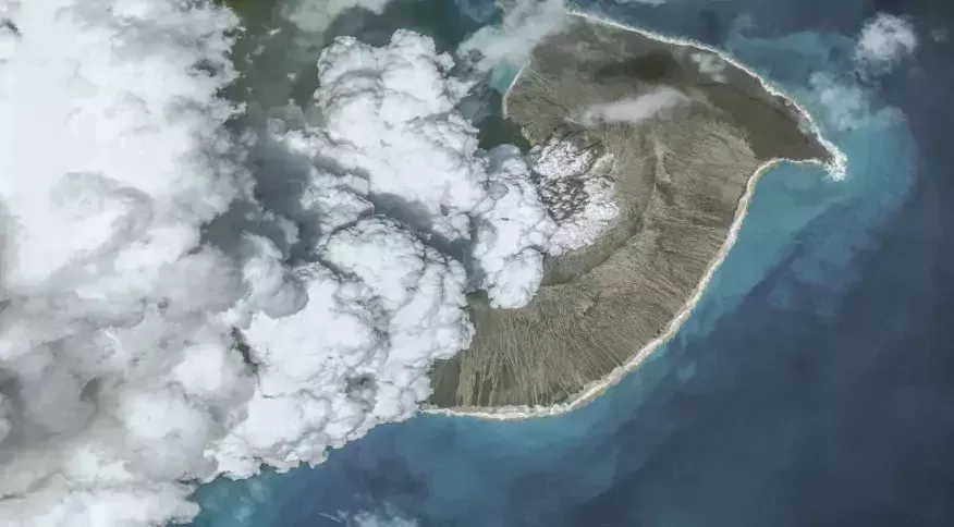 Erupcao de vulcao em Tonga liberou agua suficiente para encher 58 mil piscinas