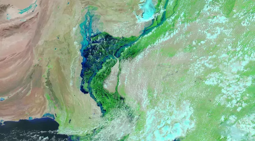 Inundacoes no Paquistao criam lago de 100 km de largura veja imagens