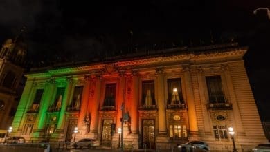 Palacio Piratini e iluminado com as cores do Rio Grande do Sul para comemorar a Semana Farroupilha