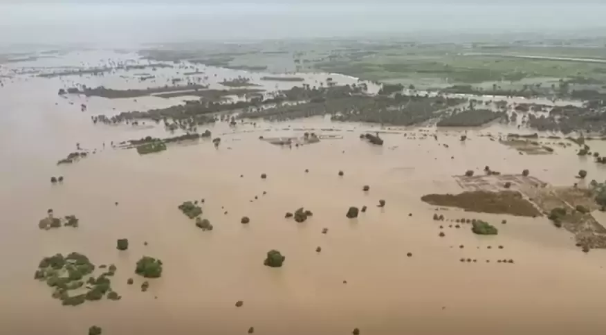 Um terco do Paquistao esta submerso pelas piores inundacoes da historia do pais