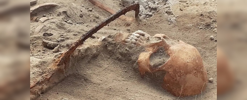 Vampiro e encontrado enterrado com uma foice na Polonia