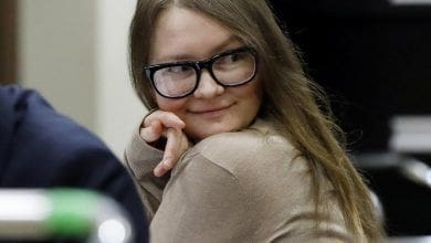 Golpista Anna Sorokin e solta sob fianca nos EUA
