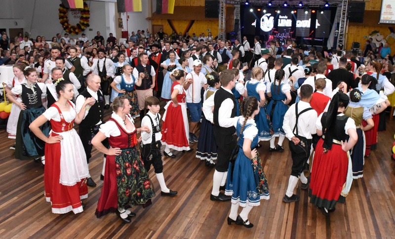Apresentacoes dos Grupos de Dancas Alemas encantam o publico no Aratiba Chopp Fest