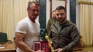 Em apoio a Ucrania Sean Penn entrega Oscar a Zelenski