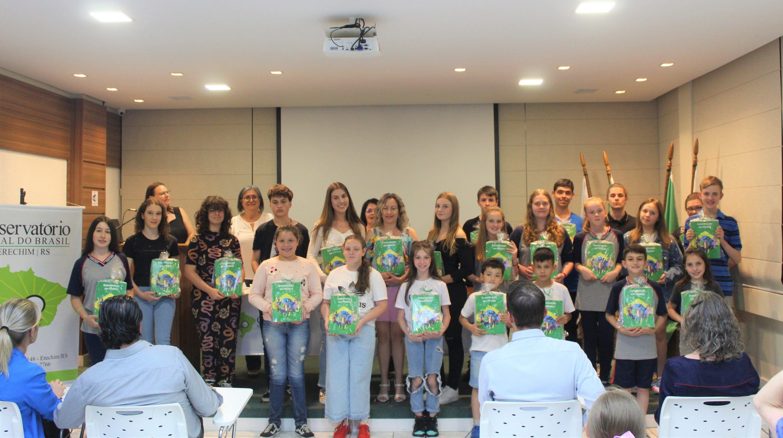Alunos vencedores do concurso de redacao e desenho da CGU sao premiados em Erechim scaled