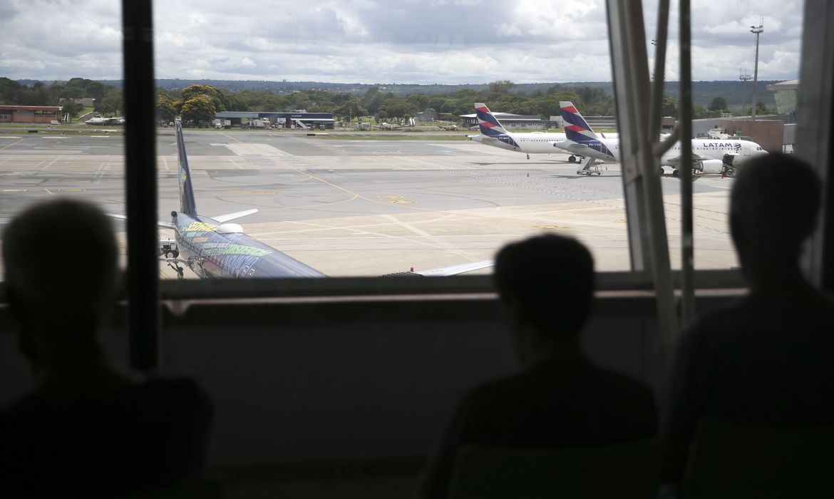 Greve dos aeronautas atrasa voos em Brasilia Porto Alegre e Fortaleza