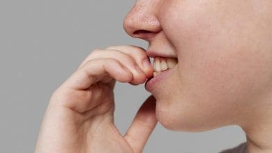 Roer unhas pode causar riscos para a saude bucal e ate a perda de dentes