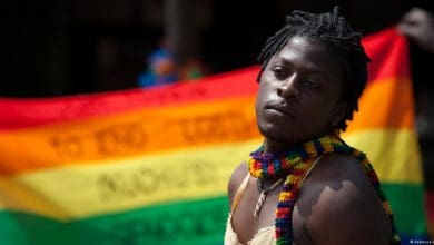 Parlamento ugandes aprova projeto que pune LGBTQ com prisao