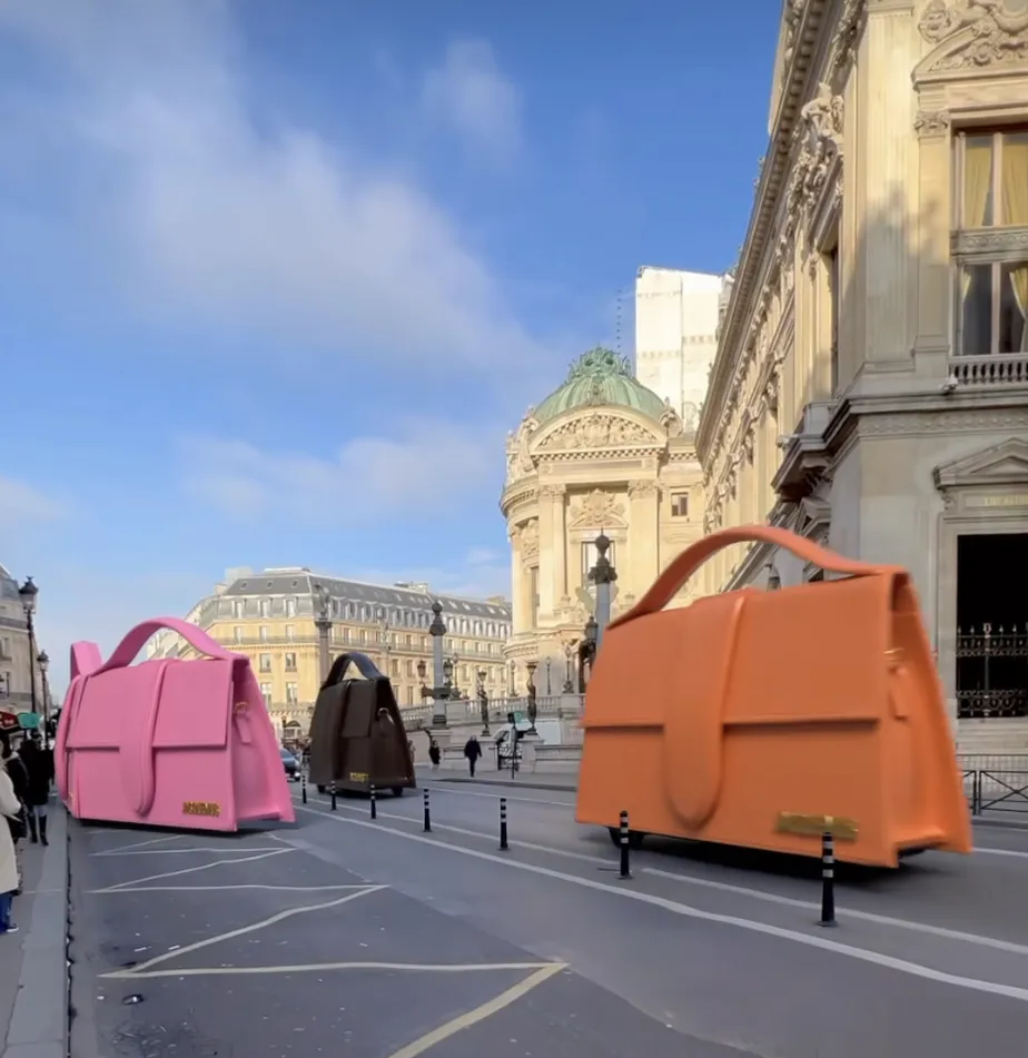 Bolsas gigantes invadem ruas de Paris em acao da Jacquemus
