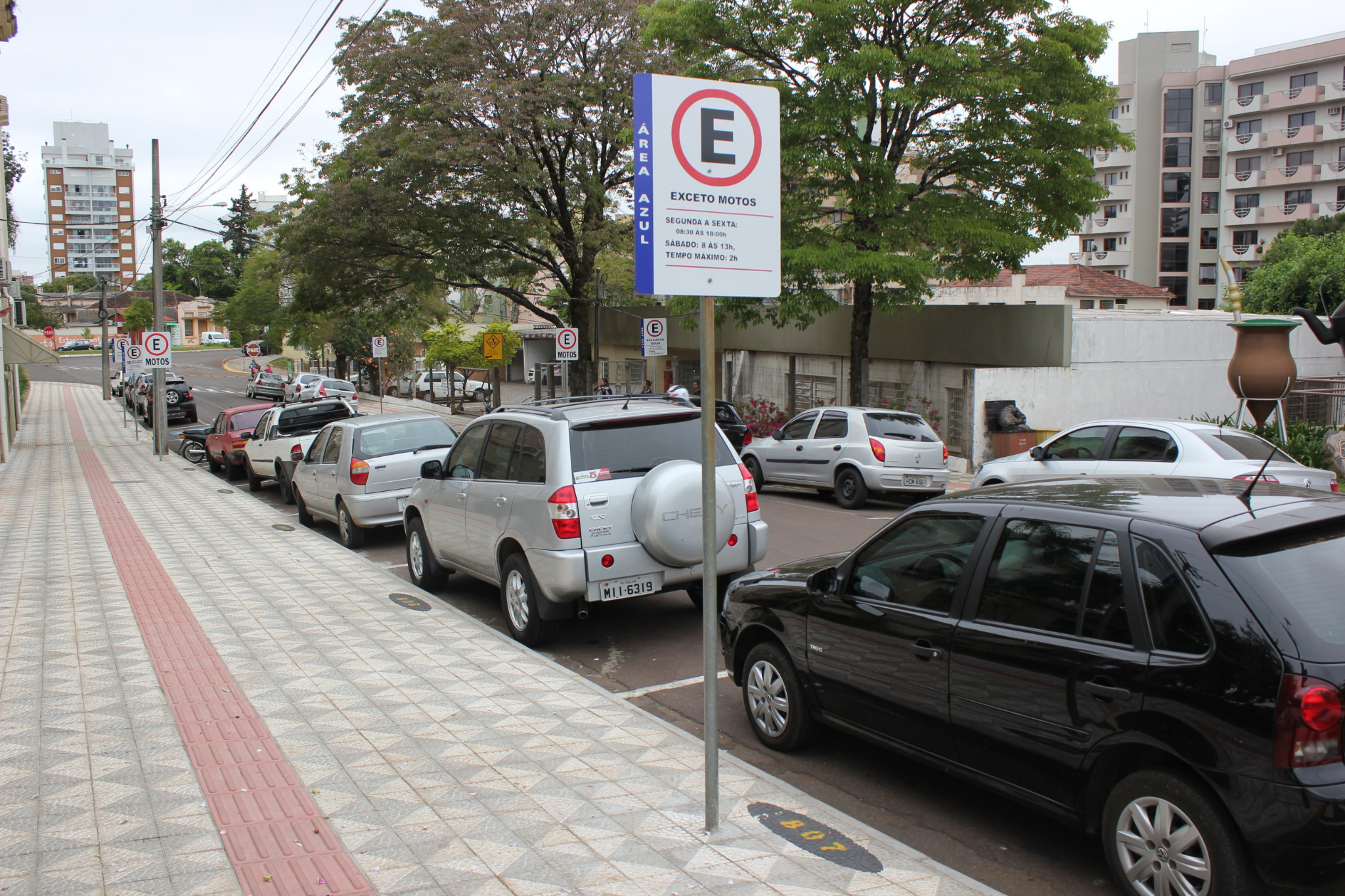 Decreto municipal de Erechim proibe motos de multar no estacionamento rotativo