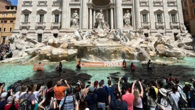 Ativistas em Roma tornam negra a agua da Fontana di Trevi