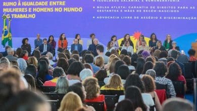 Presidente Lula sanciona lei que garante igualdade salarial entre mulheres e homens