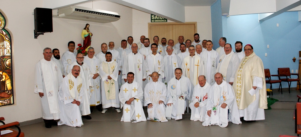 Bispo e padres da Diocese de Erexim vivem retiro anual e celebram Dia do Padre