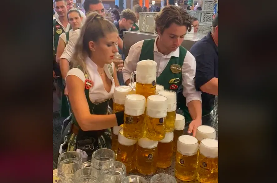 Garconete empilha e serve 13 litros de cerveja ao mesmo tempo na Oktoberfest em Munique