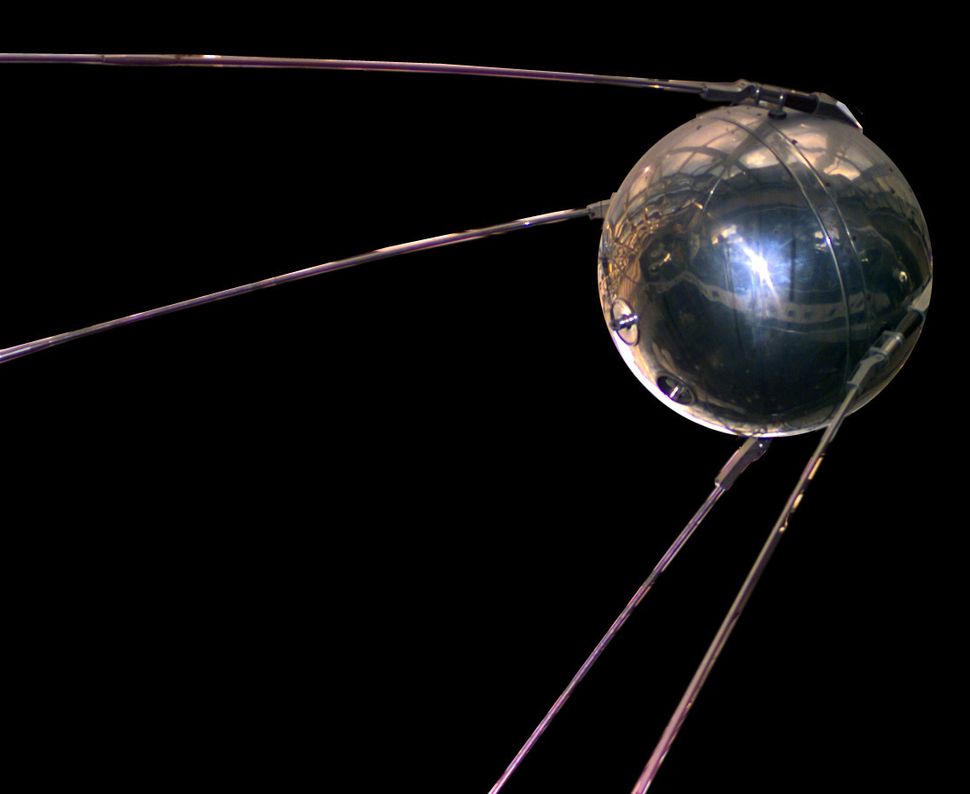 4 de outubro de 1957 Uniao Sovietica deu inicio a corrida espacial lancando o satelite Sputnik 1