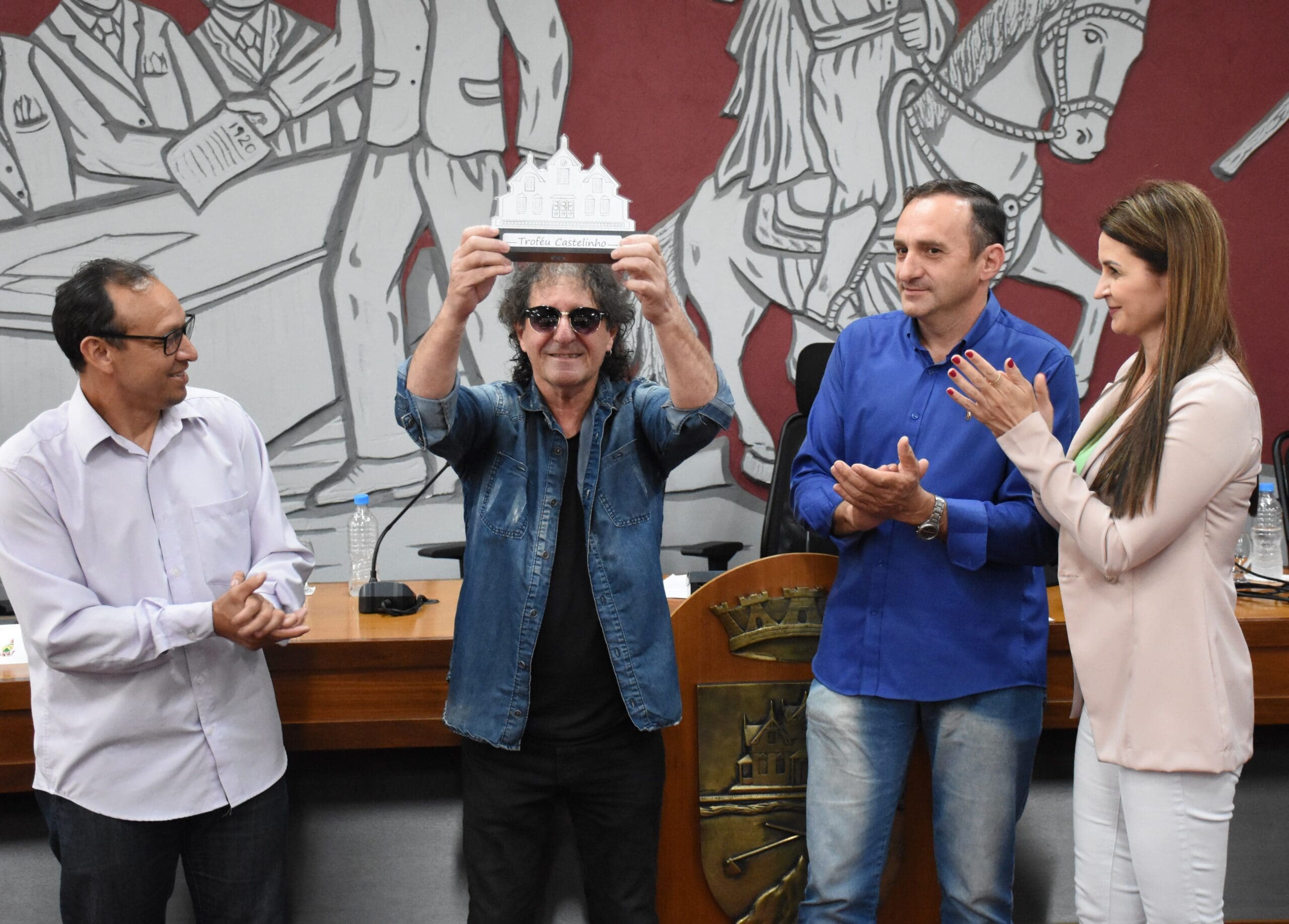 Musico Paulo Casarin celebra 55 anos de carreira e recebe o Trofeu Castelinho scaled